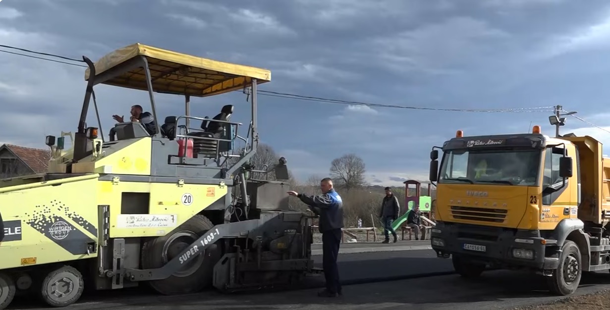 Intenzivirani radovi na putnoj infrastrukturi, postavljen asfalt na Godovickom putu